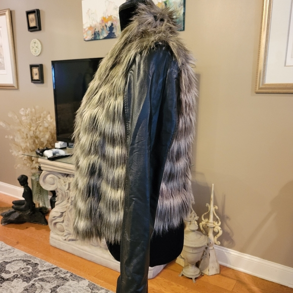 Guess convertible jacket / vest Faux Leather, Fur.  Size Medium - Picture 6 of 15